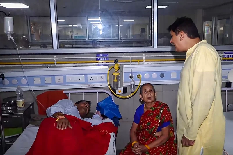 Saurabh Bharadwaj inspects a hospital
